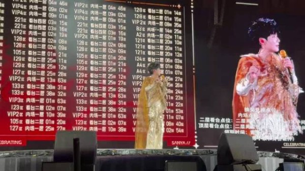 花车环绕看台慢行,陈楚生近距离和各个区域歌迷挥手,拉近彼此距离