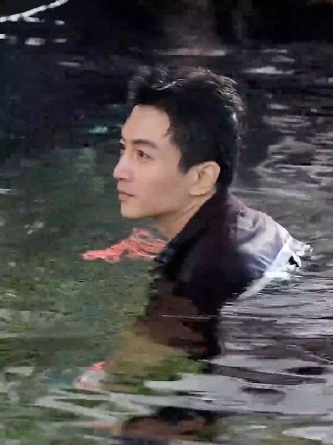 陈晓路透,陈晓入水湿身诱惑,完全素颜骨相好优越!