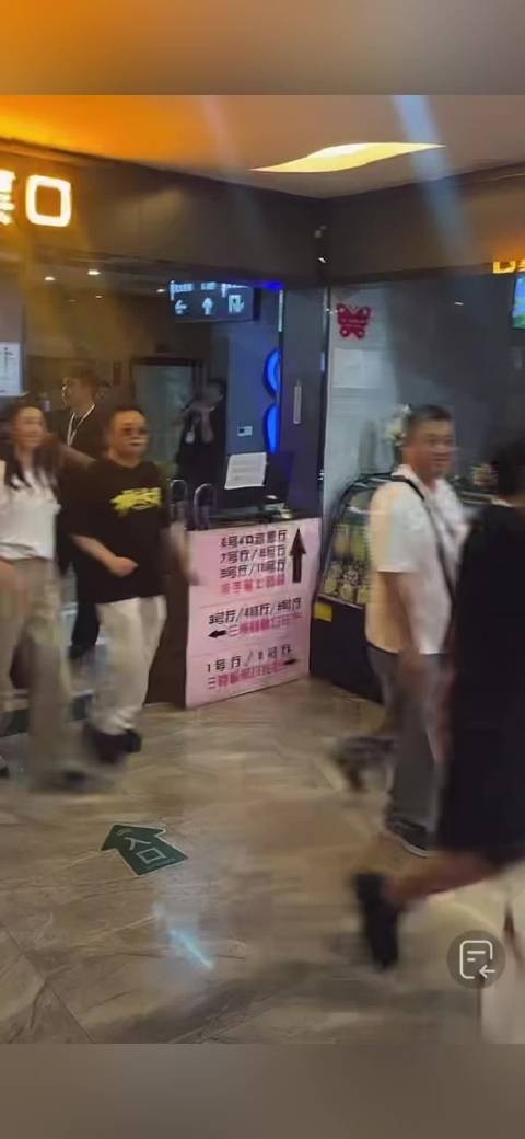 路演现场，周星驰张艺兴迪丽热巴引粉丝呐喊
