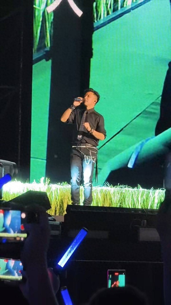 谢霆锋丧父后首开演唱会，唱到一半摘墨镜擦泪，现场歌迷跟着哭