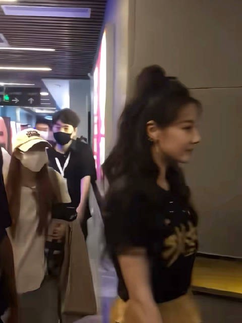 这么近看到迪丽热巴真是绝了 眼前路过
