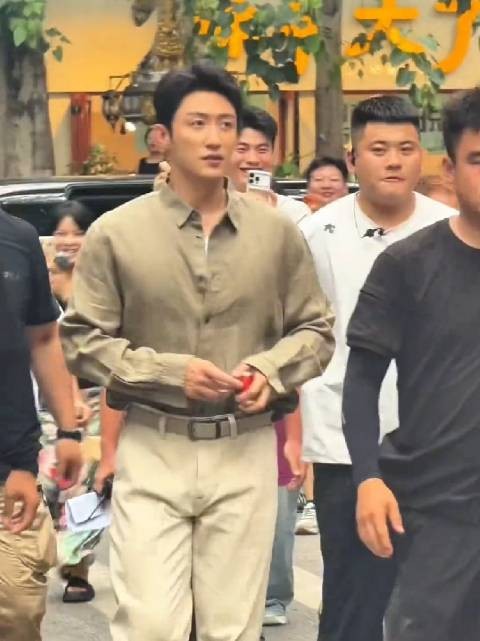 黄景瑜是那种男人都会觉得帅气的男人,有一种现在娱乐圈欠缺的阳刚之气