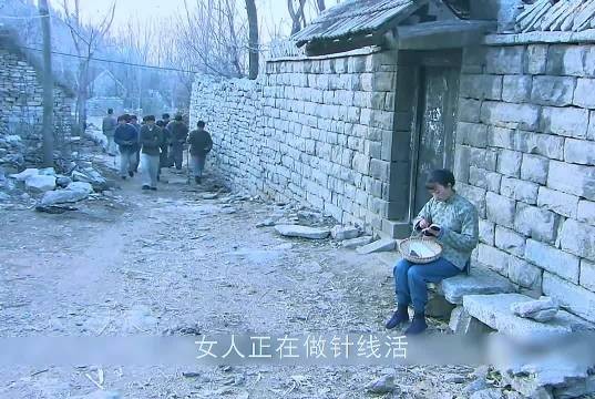 只因乞丐的无意打探,不料就让女人发现他们是假扮的鬼子!
