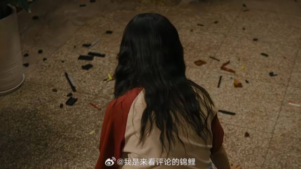 闺女收到男友求婚礼物，怎料被父亲摔的稀碎，心碎了