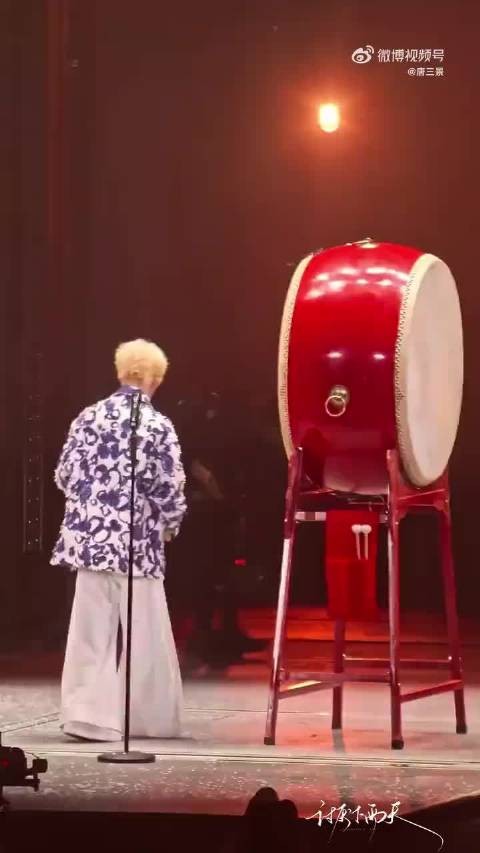 王俊凯打鼓边做动作边咚,动感十足