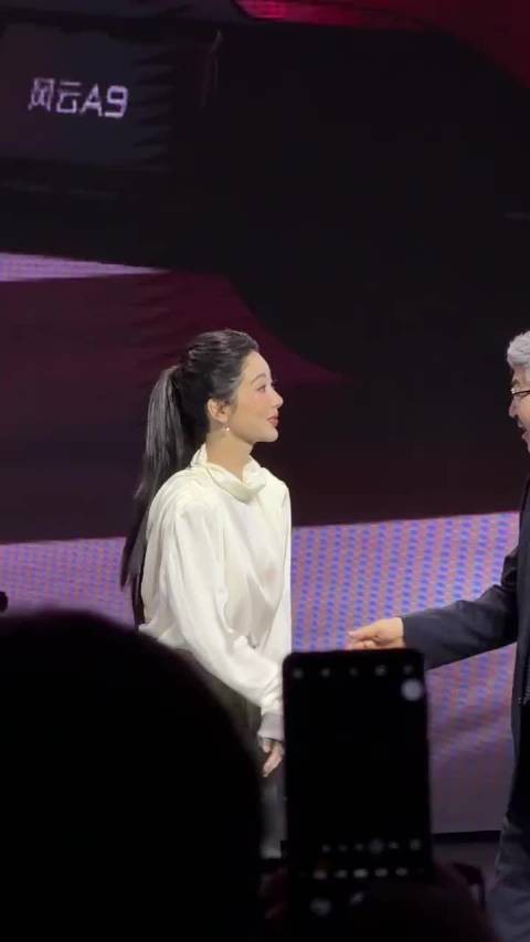 发布会结束杨紫下台路透 这个杨紫真的好美