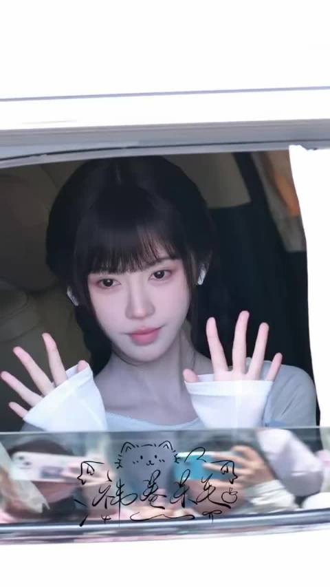 鞠婧祎齐刘海耳骨钉黑长直，御中带媚富江味