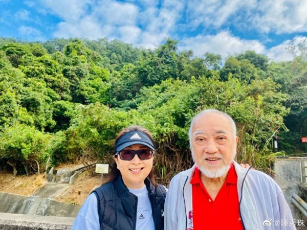 香港知名女星近照曝光，贵气依旧容貌逆龄，曾为爱退圈又未婚生子