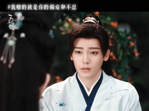 小茶猫多次伸手，终牵大小姐手