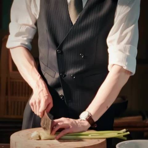 张凌赫穿西装打领带做饭的人夫感有姐妹懂吗