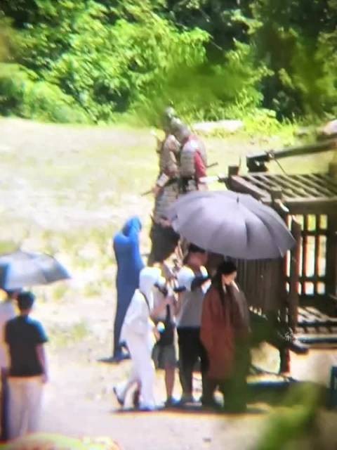 杨幂囚车路透美出圈，江山大同电影质感