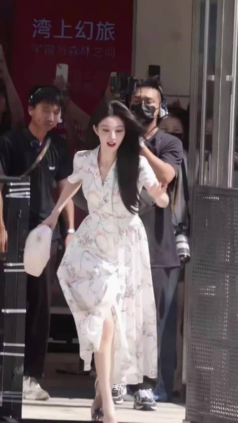 王楚然踩台阶险绊倒，瞬间微笑从容示意
