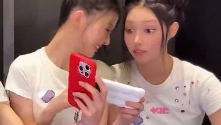 用脑袋蹭几个意思……你也觉得她很可爱吧