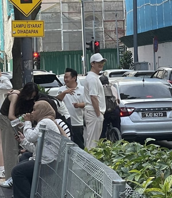 52岁吴京马来西亚度假被偶遇！身材健硕状态好，对谢楠宠溺太好磕
