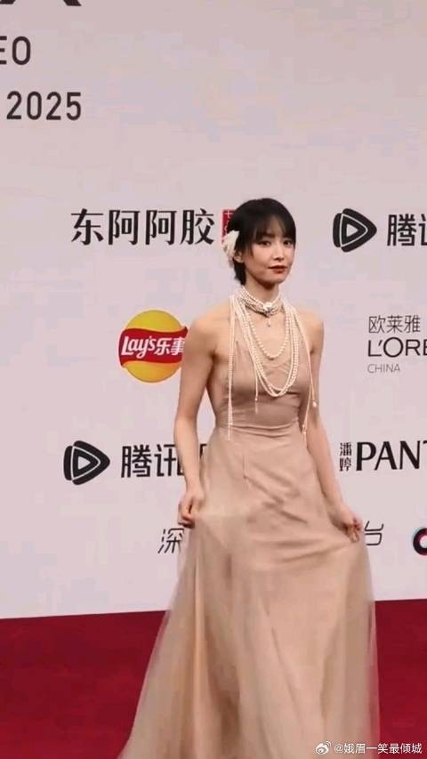 宋茜不高兴？红毯全程黑脸，腰间赘肉影响了大美背