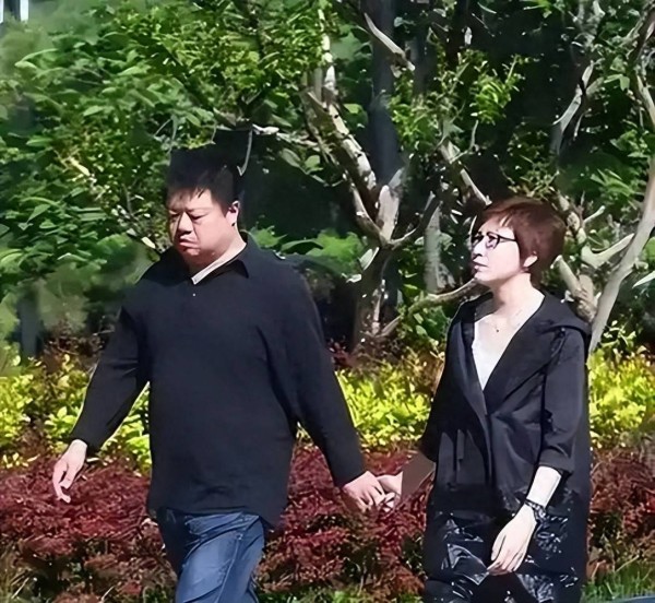 违背父亲意愿，执意成央视名嘴，娶央视主持为妻，如今已是大老板