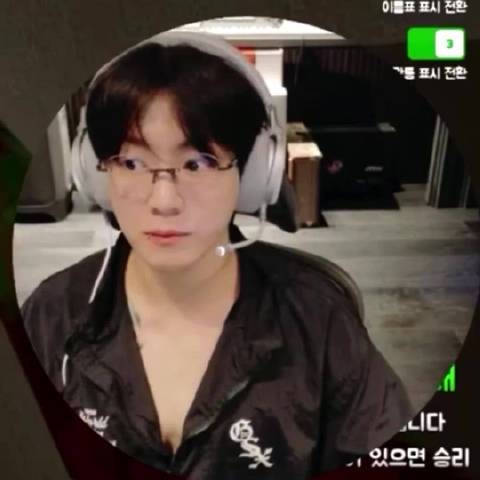 270728 WVS 直播 凑近屏幕的样子 探头探脑的狗勾就是这样的