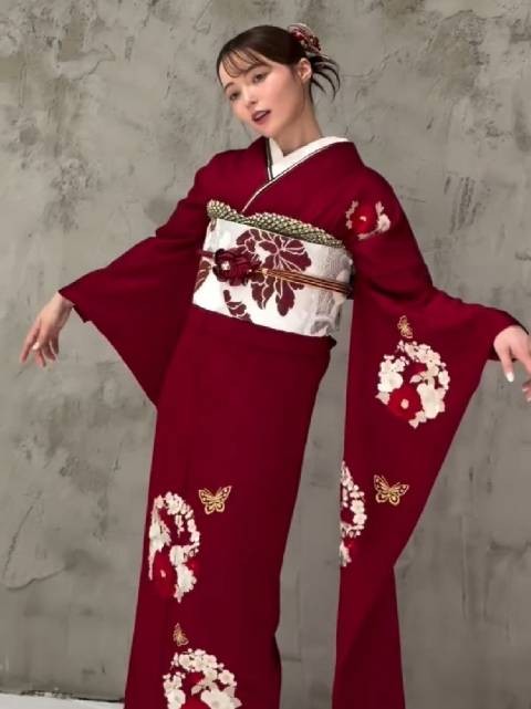 坂卷有纱身着振袖拍摄，记录幸福一日