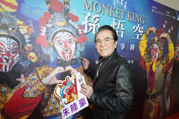 香港79岁武侠巨星街头被偶遇，满头银发腰板笔直，主动答应合照
