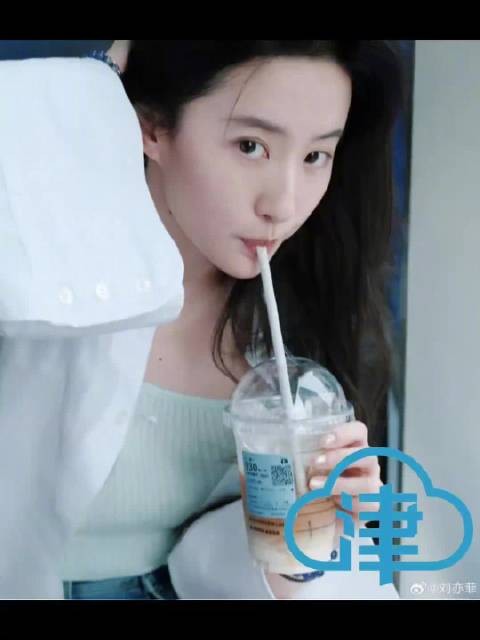 刘亦菲晒八张纯素颜照，松弛感被称素颜女大
