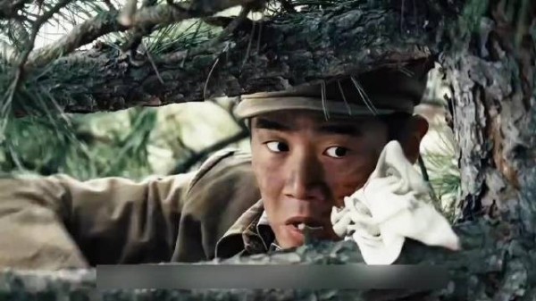 侦察兵潜伏在树上，却因小小的一块纱布而暴露行踪