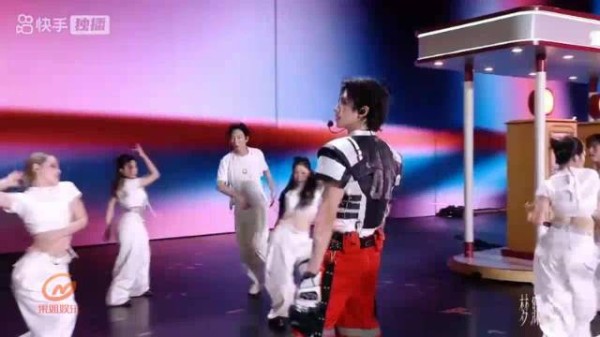 朱志鑫solo舞台 橄榄球造型服好帅啊 top登陆少年day3歌单