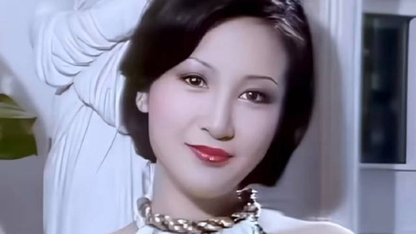 狄波拉年轻旧照曝光，谢霆锋长相酷似妈妈