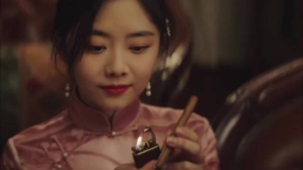 谭松韵短片《新人》白切黑演绎歌女杀手与报童