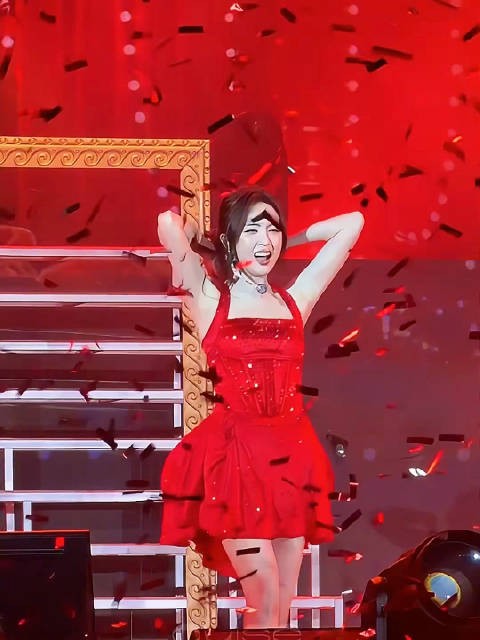 吴宣仪临场反应好绝 变装后衣服有点小问题但是完全没影响表演！