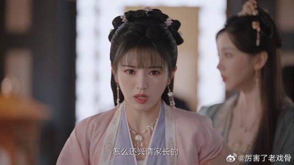 李薇被嬷嬷打脚板 不料六少主护妻心切，直接怒怼嬷嬷