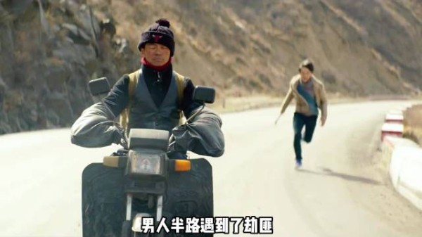 劫匪拦路抢劫，没想到遇到了狠人！