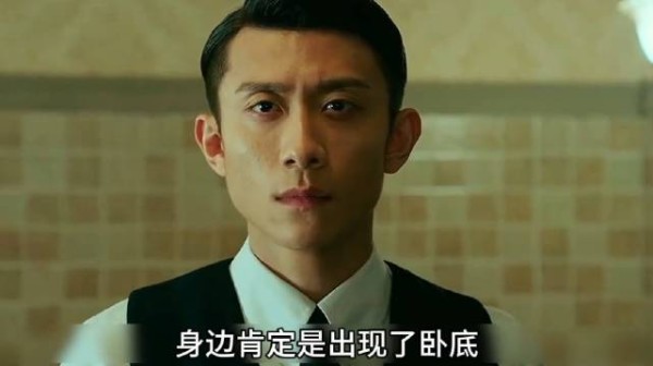 男人发现镜子后面藏着一枚窃听器于是立刻想到了揪出特务的办法