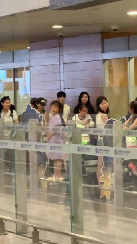妹子感觉被吓懵了