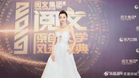 余庆年里的人气女神宋轶，一袭绿色长裙亮相盛典红毯，清新可人！