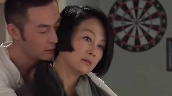 老剧男演员都不化妆的，拍吻戏挺有性张力的