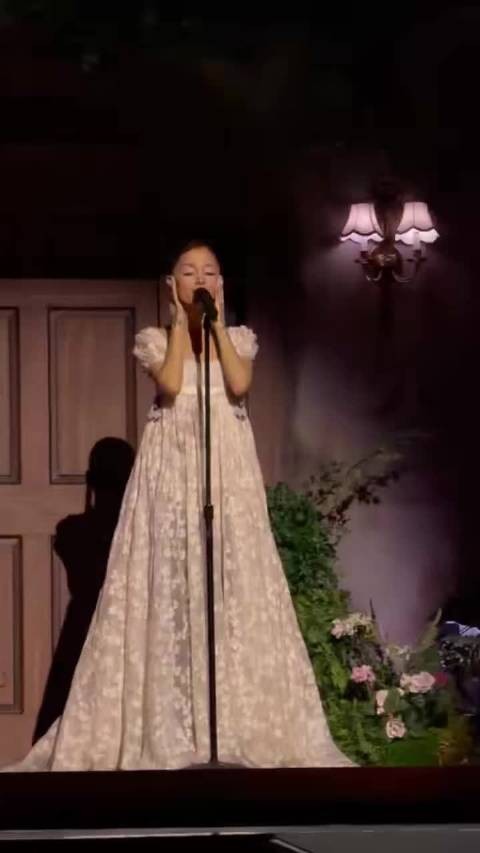Ariana在蒙特利尔第一晚惊喜演唱了petal！ 好艺术好美我们来了