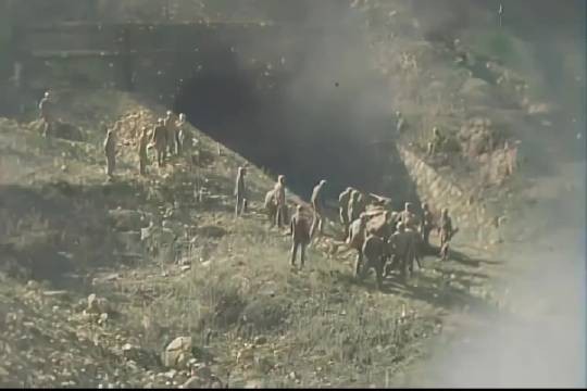 朝鲜战争美军堵隧道重机枪扫射平民