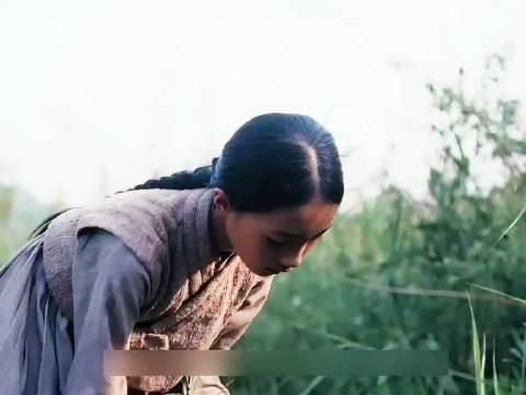 女孩割杂草喂牛，不料却发现里面躺着一个人