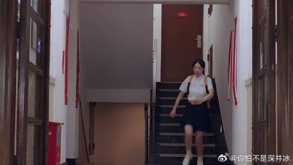 萌妹书包太重，走不动道，下秒学霸举动太暖人