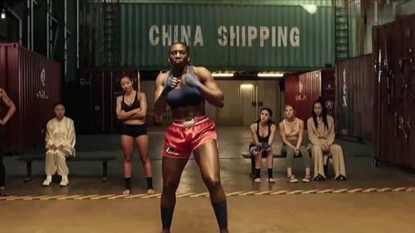 中国武术高深莫测，姑娘迎战黑妞，只用两招轻松干倒！