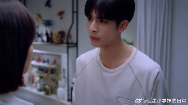 最终还是元宋妥协，同意贺繁星保密恋爱，讲话让她害羞