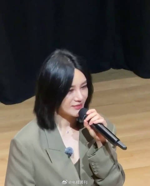 一袭简约造型站上牛津讲台,全英文发言,从容又大气