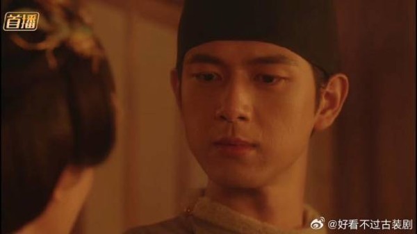 痴迷的看着爱人，你脸红了，暖房太热了！嗯！是吗？