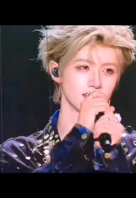 朱志鑫凌晨晒锁骨星星纹身，四天演出圆满结束