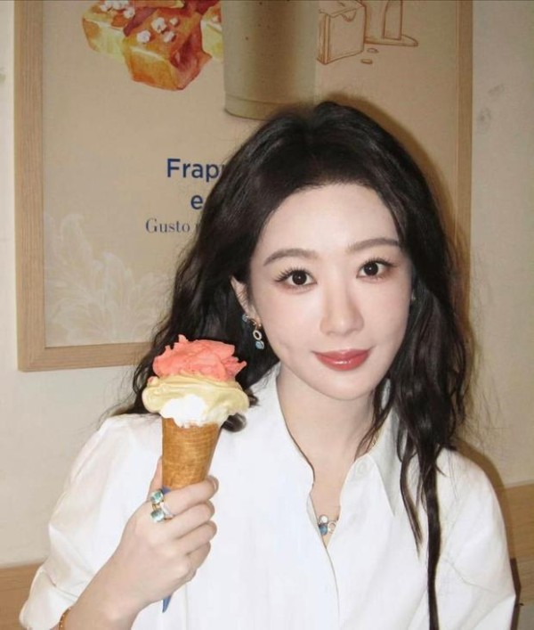 搜狐娱乐讯 近日,杨紫释出一组营业随拍,白衬衫清爽灵动,裸粉裙温婉优雅,两套造型风格各异,整体状态十分亮眼。