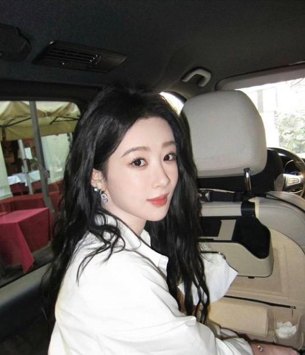 杨紫随性慵懒。