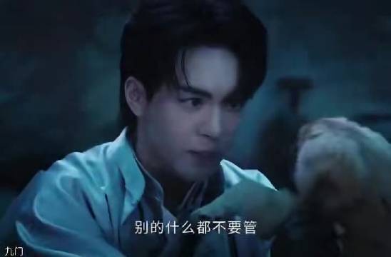三寸钉个头不大胆子不小，钻进机关里搬子弹那段看得人又紧张又好笑