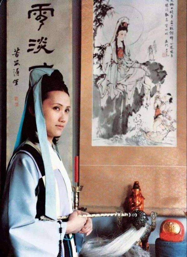 妙玉是出家人,为何有那么多名贵茶具?你看第一个拜访她的人是谁