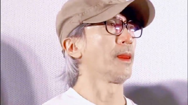 为何周星弛总戴口罩避开镜头?被港圈误解半生,白发之下藏无尽温柔