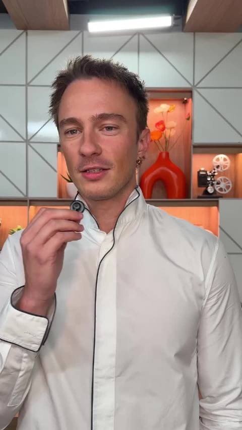 Drew Starkey 做客今日秀，身穿Dior 衬衫，很帅但看眼睛就知道昨晚没睡好